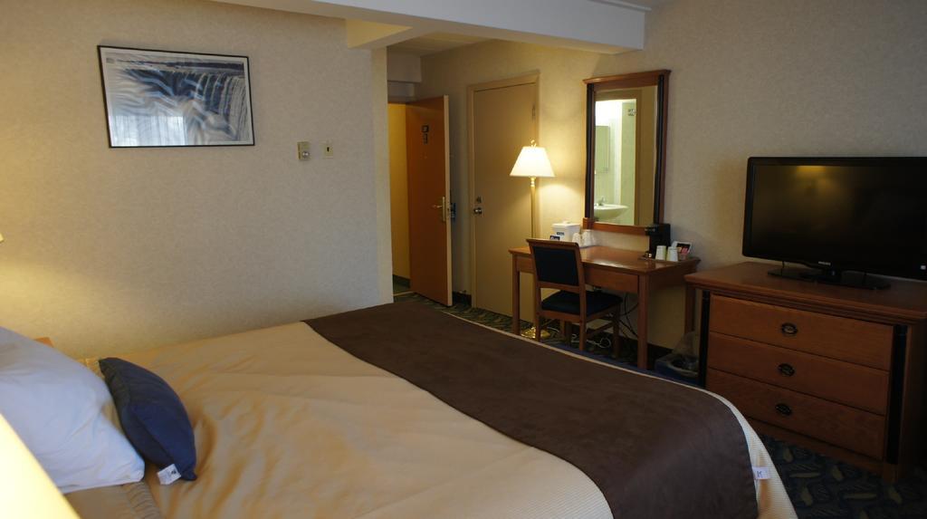 Travelodge By Wyndham Niagara Falls At The Falls Εξωτερικό φωτογραφία